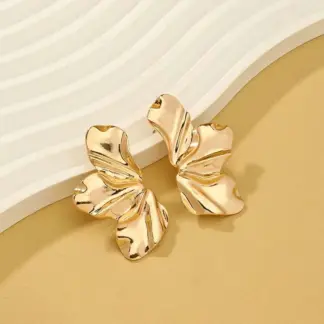 Retro Golden Leaf Flower Drop Earrings for Women – Elegant Dangle Jewelry