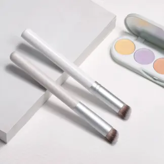 Professional Concealer Makeup Brush with White Wooden Handle & Soft Synthetic Bristles